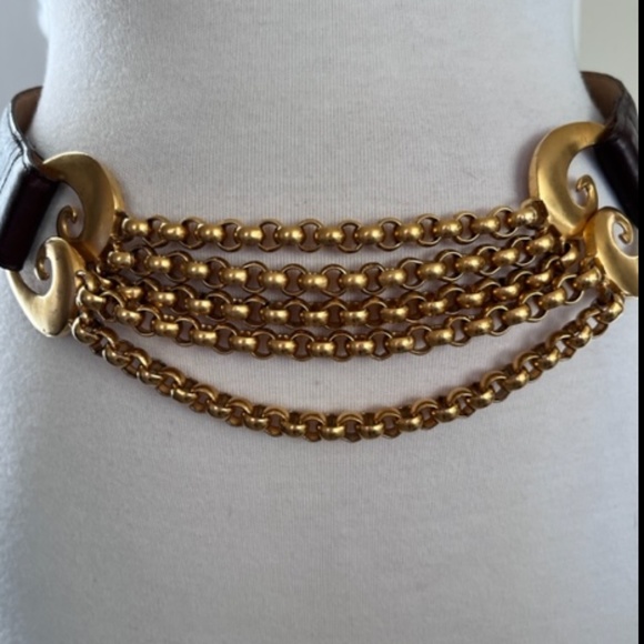 BELT LEATHER - ITALY - BROWN WITH GOLD CHAIN AT FRONT. SMALL PRE LOVED - Picture 2 of 9